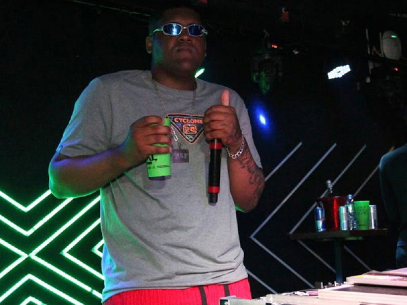 ELA COM SAUDADE x VO VOLTA PRAS PUTA (Single)