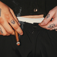 CỞI TRẦN VÀ QUẦN TỤT (Single)