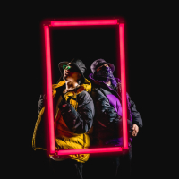 Mikä täällä dunkkaa (feat. Roman Schatz) (Single)