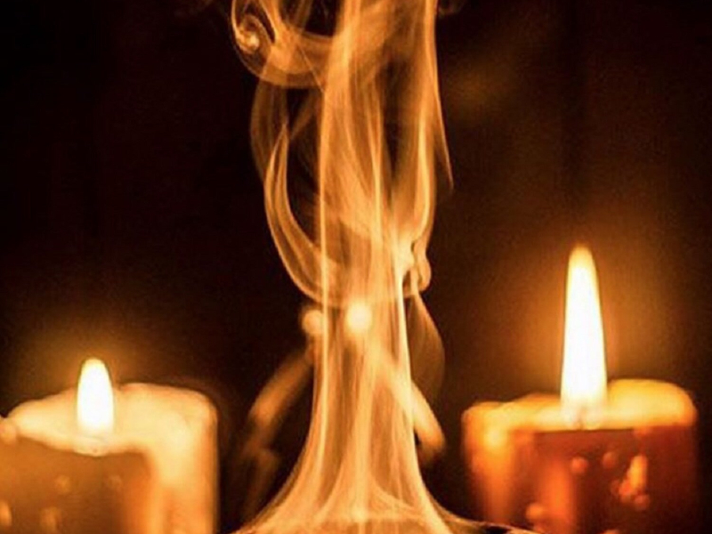 Crackling Christmas Candles (Single)