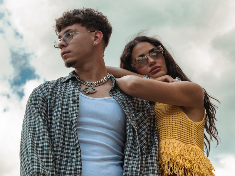 KOCHAJ ALBO ZOSTAW (Single)