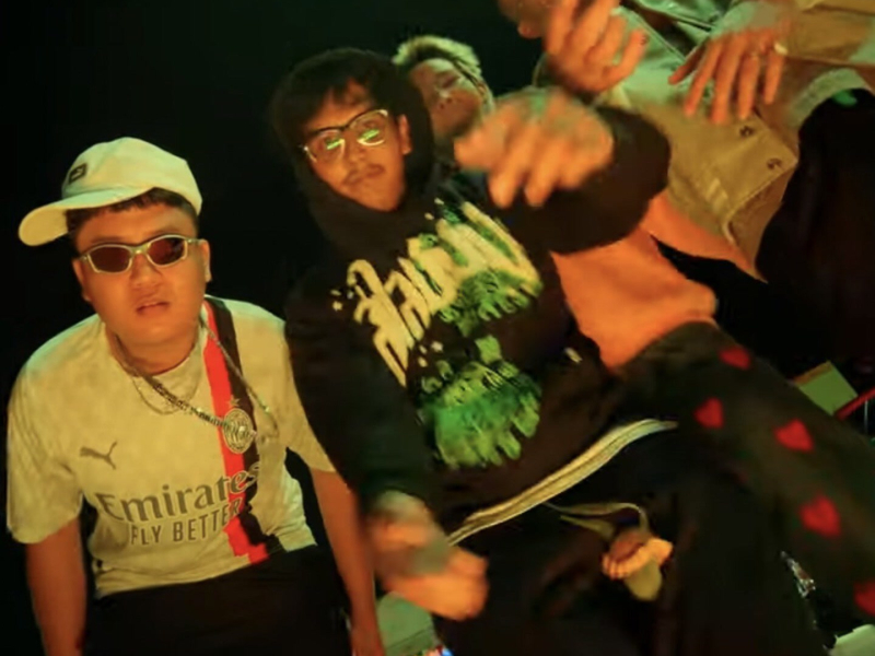 หมูเด้ง (Moo Deng) (Single)