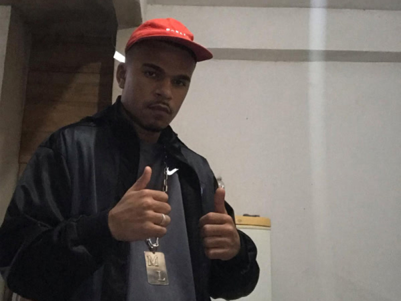 ELA TRANSOU FOI POR CAUSA DE FAMA (Single)