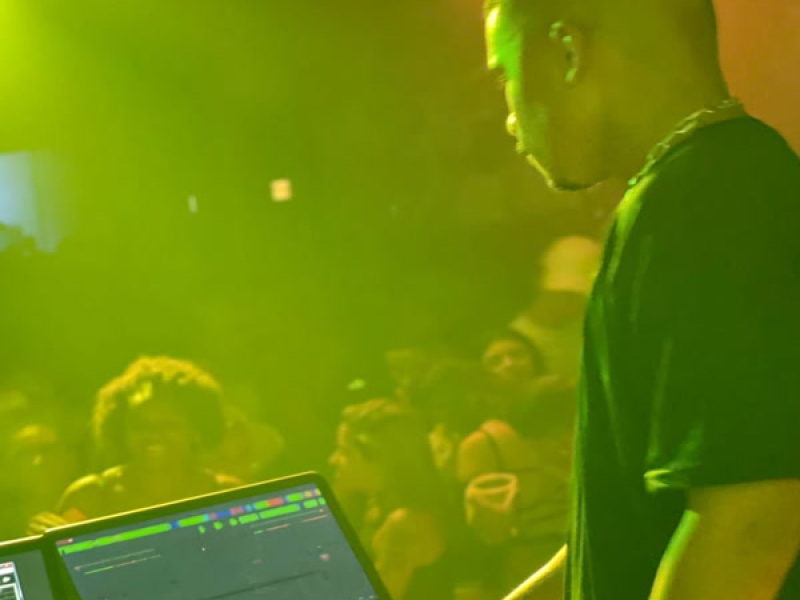 DESCE XRQUINHA REBOLANDO NO PENTÃO (Single)