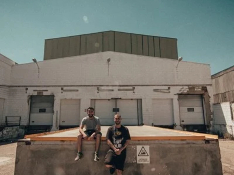 LA NOCHE BRILLA (Single)