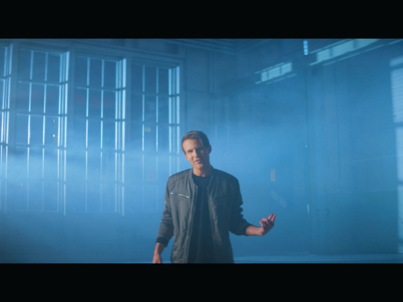 Mellom veggene (MV) (Single)