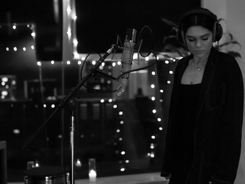 Queen (Acoustic) (MV) (Single)