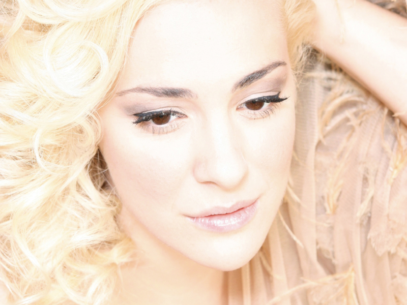 I Kardia Ponaei Otan Psilonei