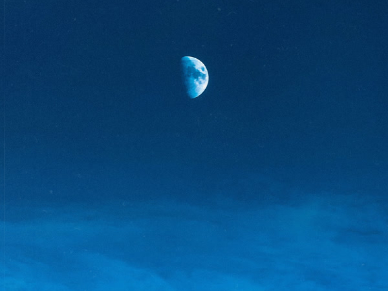 under the quiet moon (Single)