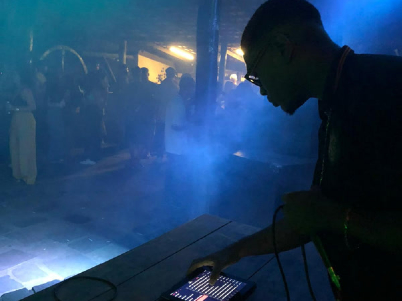 Ela sobe a favela - Ela encosta encosta (Single)