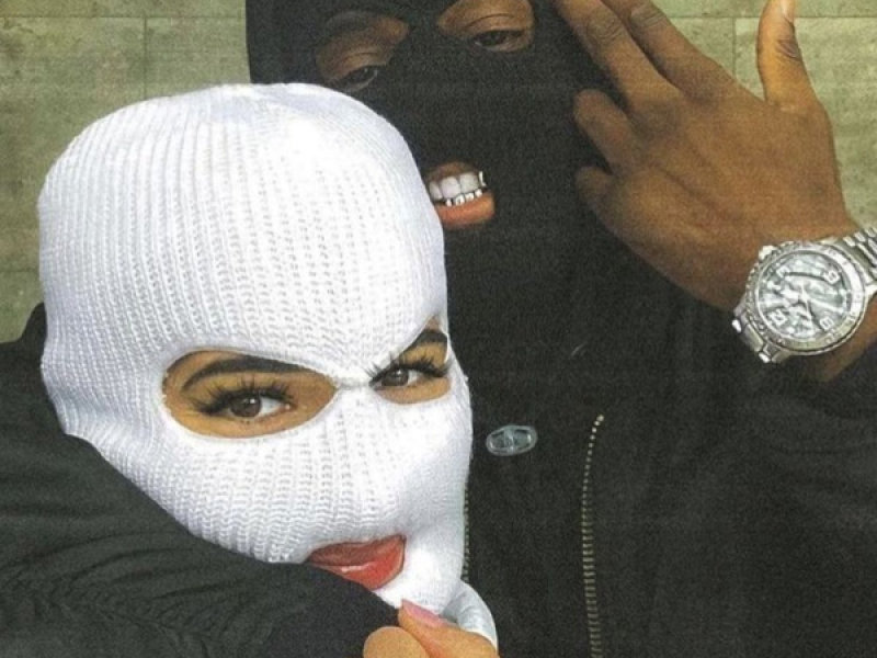 ELA ME ENGANA DIZENDO QUE... (Single)