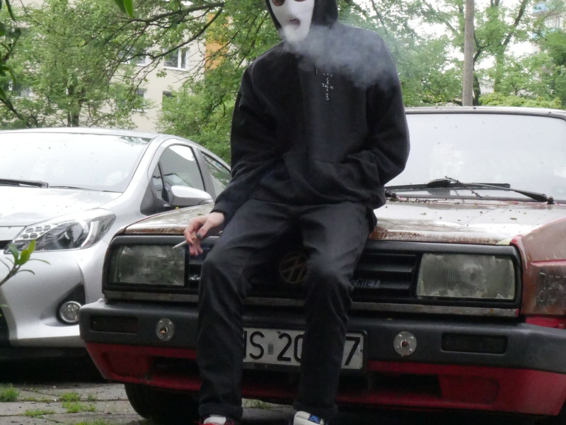 MARTWY W ŚRODKU (Single)