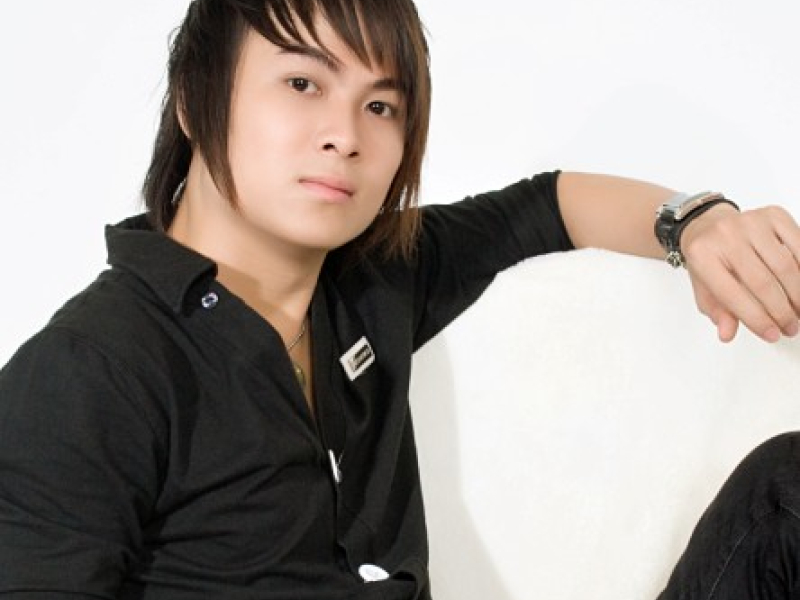 Chàng Ca Sĩ Chung Tình